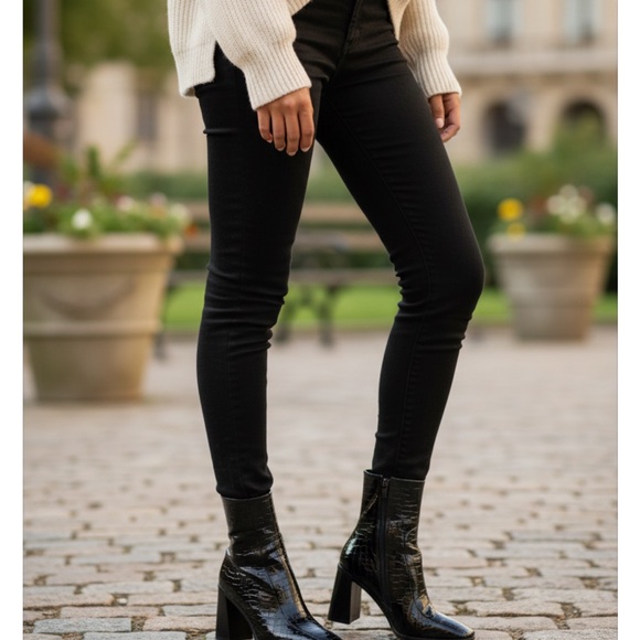 Black Croc-Embossed Ankle Boots Size 8. Nasty Girl Brand - Picture 6 of 12